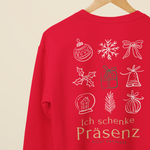 Rotes Sweatshirt mit weihnachtlichen Icons und dem Schriftzug „Ich schenke Präsenz – nicht Präsente“ als Rückenprint – nachhaltige, liebevolle Mode von Sinachtsam.