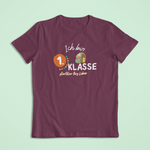 T-Shirt in Burgundy mit dem Aufdruck: Ich bin 1. Klasse – startklar fürs Leben. Bio-Einschulungs-T-Shirt von Sinachtsam