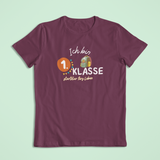 T-Shirt in Burgundy mit dem Aufdruck: Ich bin 1. Klasse – startklar fürs Leben. Bio-Einschulungs-T-Shirt von Sinachtsam