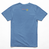 Rückseite eines Indigo-Blauen T-Shirts mit kleinem Schriftzug „Ich gehe mit Liebe im Herzen“ im Nacken – Sommerkollektion Sinachtsam