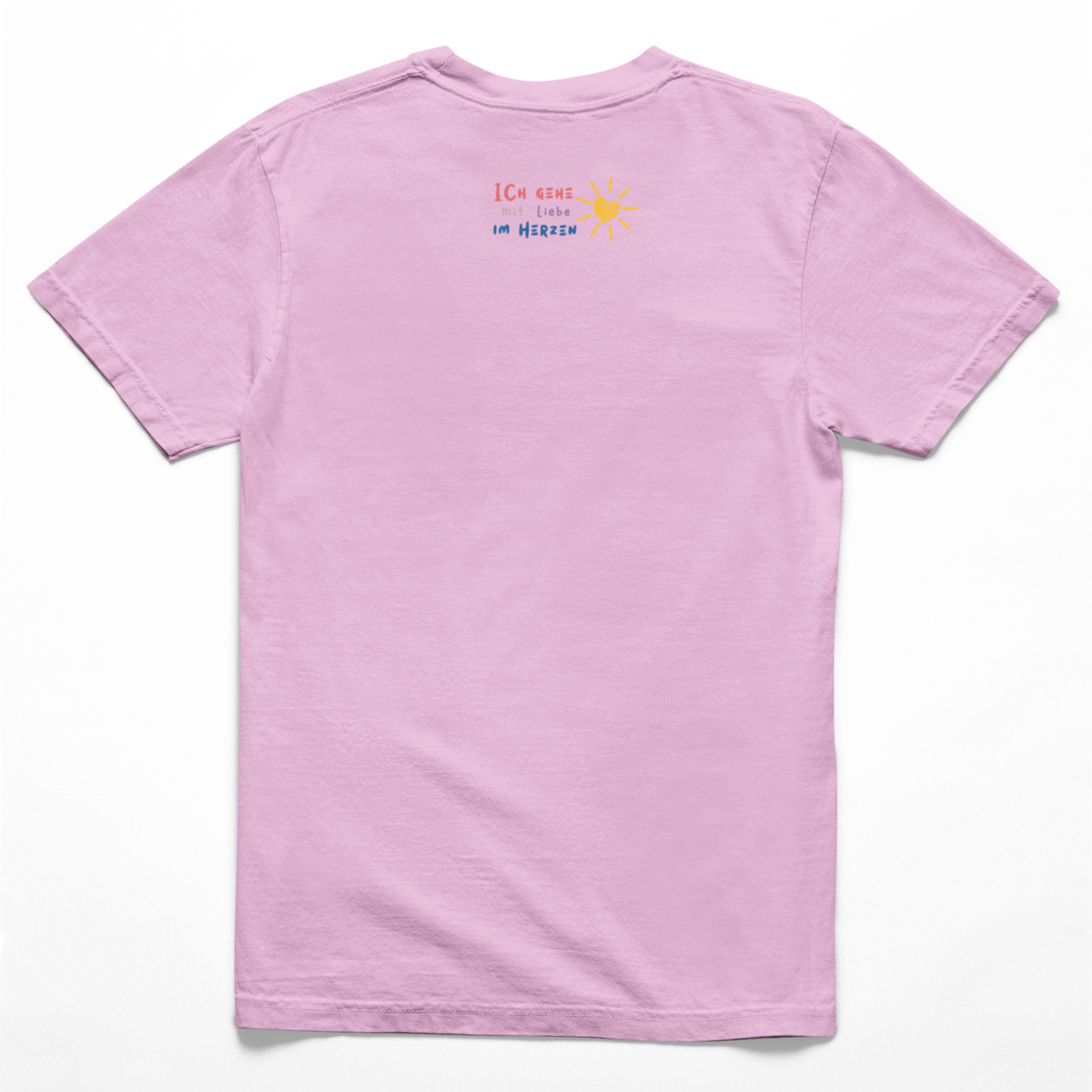 Rosa Kinder-T-Shirt Rückseite mit Schriftzug „Ich gehe mit Liebe im Herzen“ – ruhiges Design für achtsame Momente