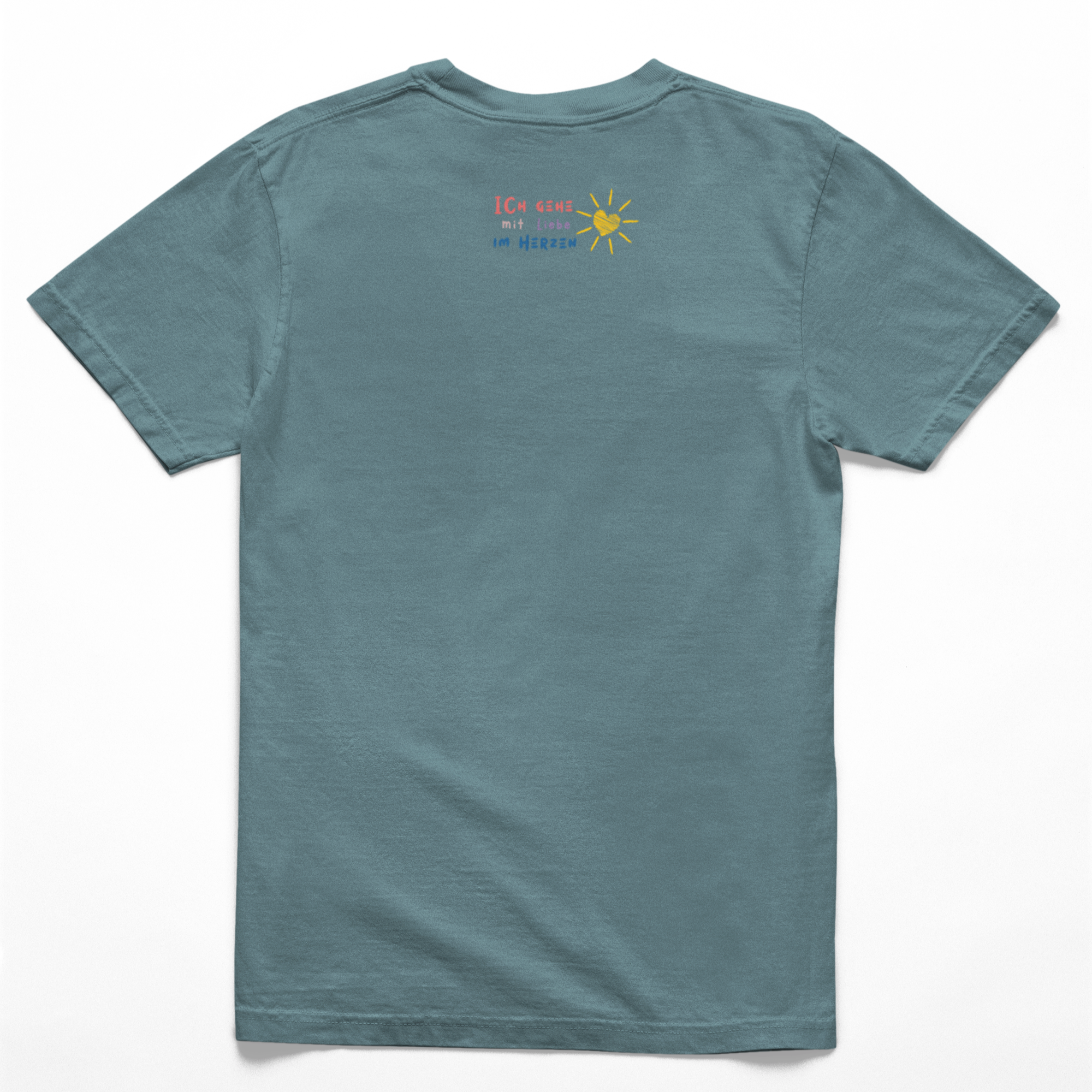 Rückseite in Teal mit kleinem Aufdruck „Ich gehe mit Liebe im Herzen“ – dezentes Detail für besondere Kinderkleidung